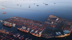 KỶ LỤC MỚI VỚI 79 TÀU CONTAINER XẾP HÀNG DÀI TẠI CẢNG LOS ANGELES VÀ LONG BEACH